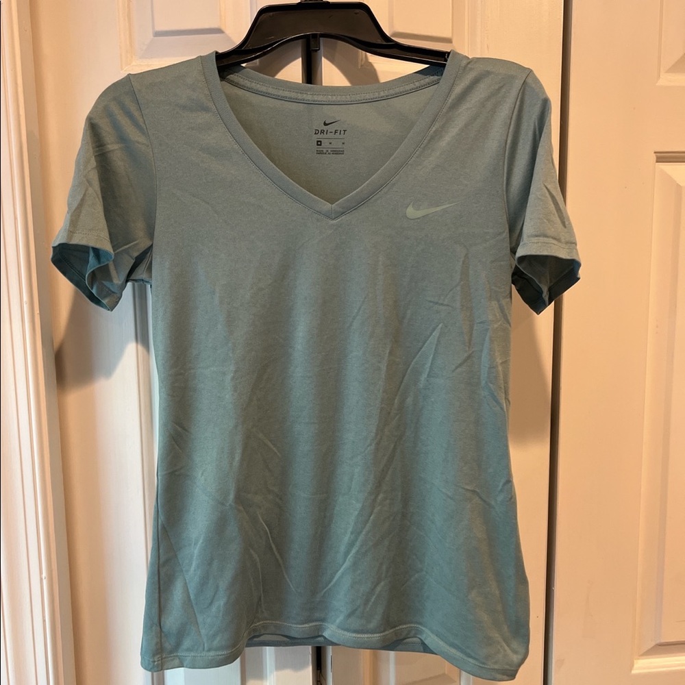 Nike drifit v neck t shirt!!💙💙